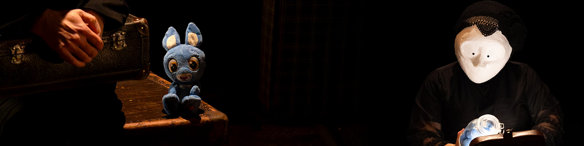 Jeu corporel et masques dans une mise en scène immersive et silencieuse.