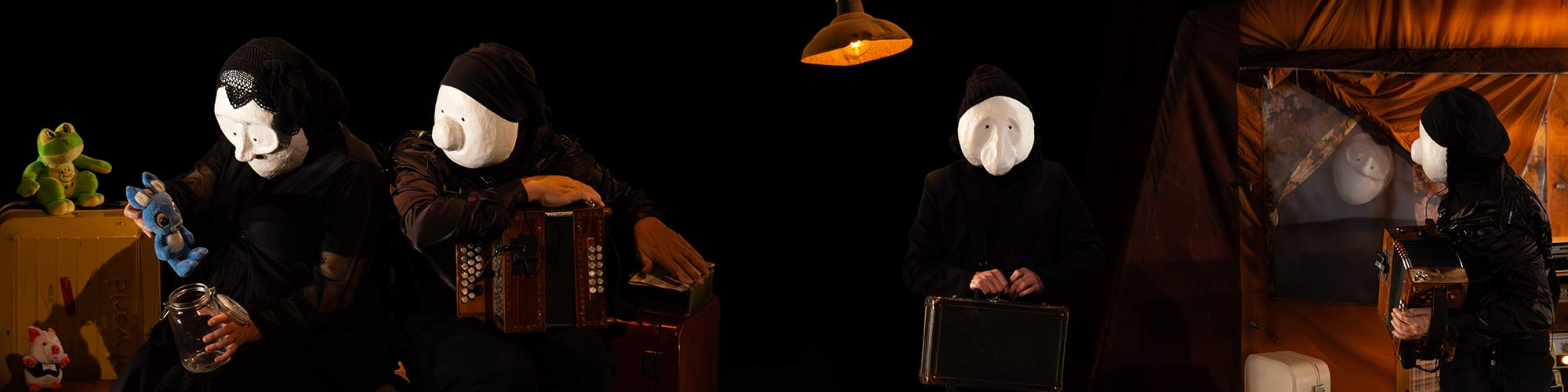 Scène de théâtre d’objets en lumière basse évoquant tension et peur.