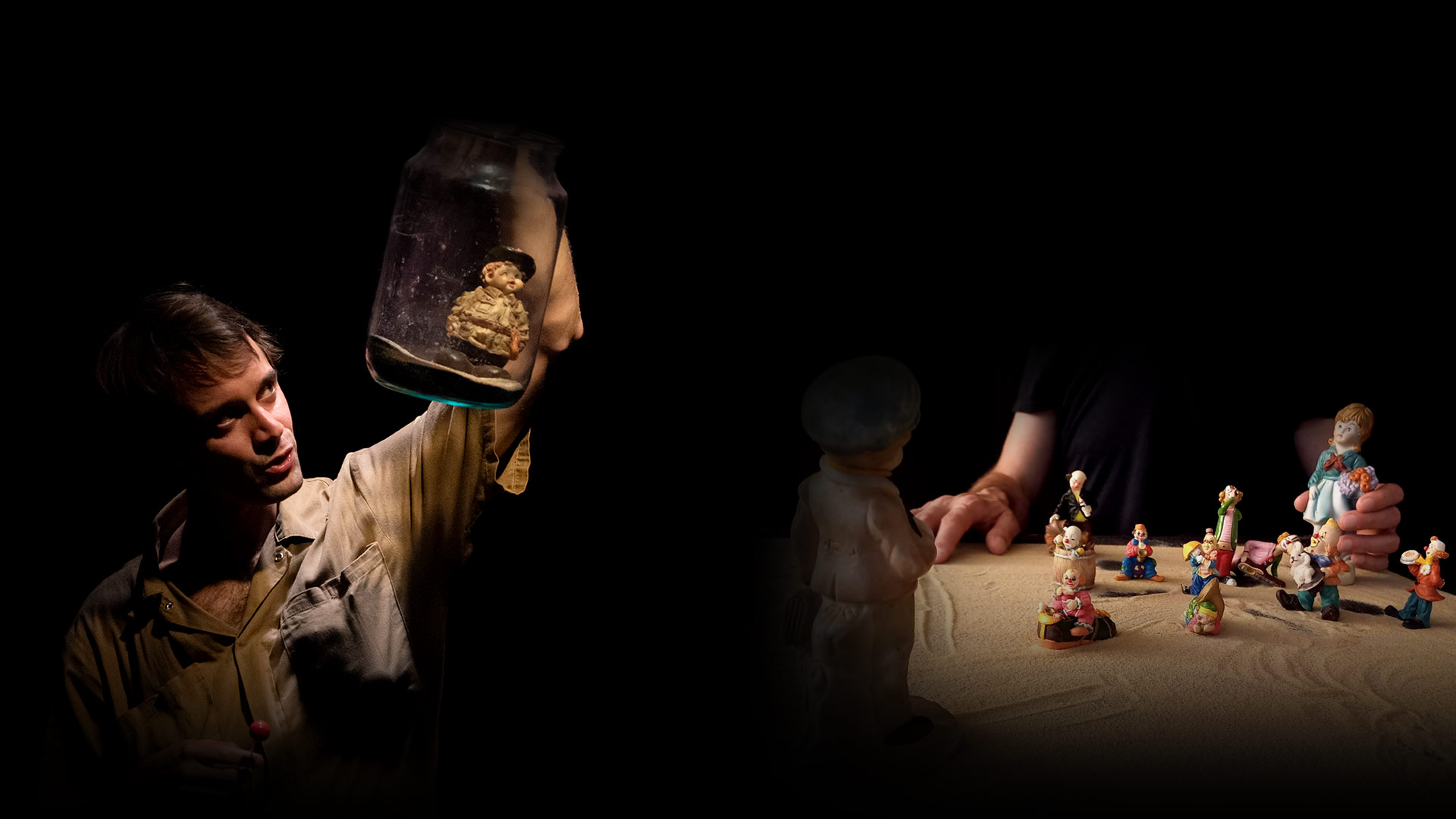 Scène poétique mêlant objets, masques et jeu corporel.