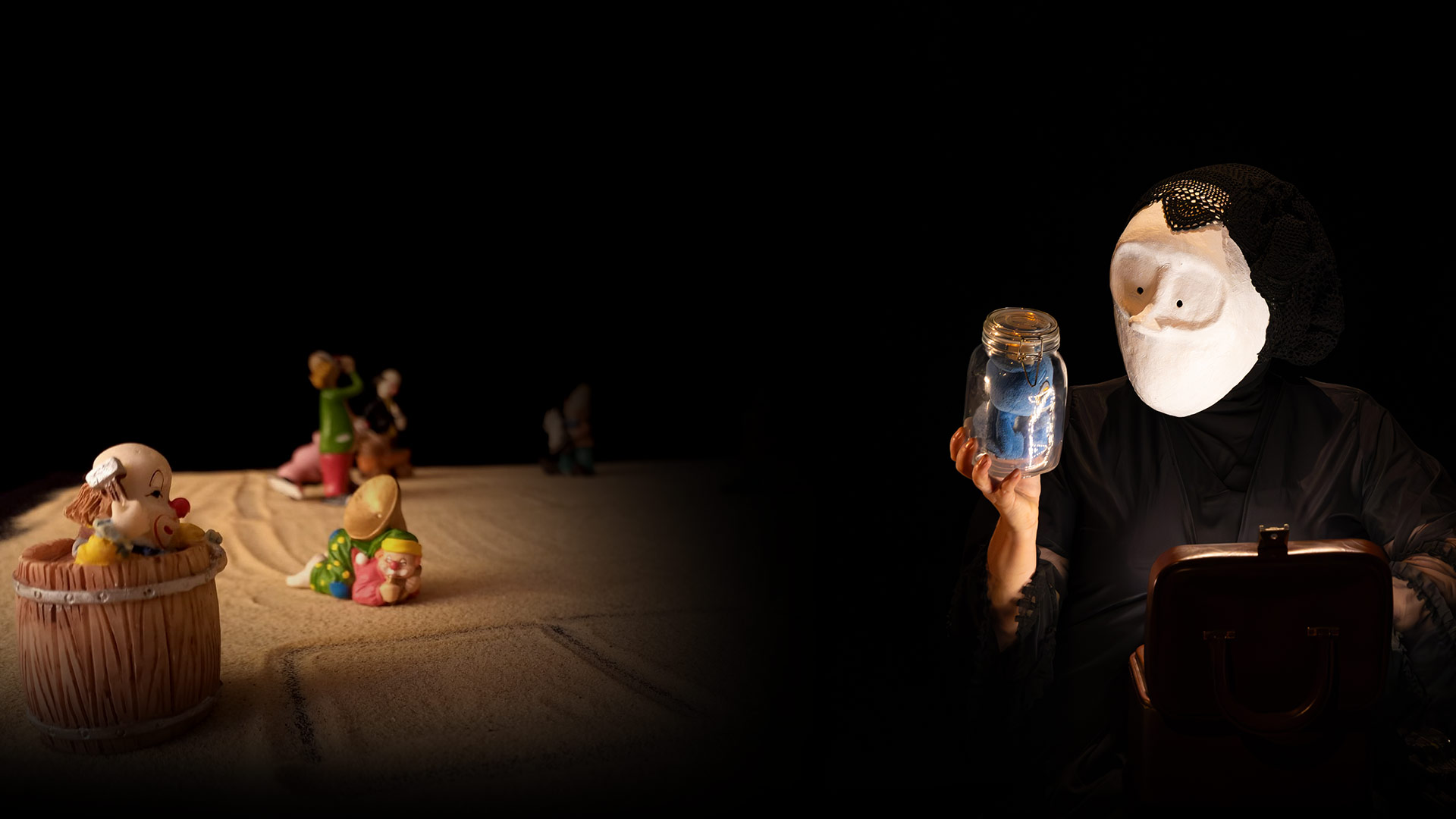 Metteur en scène et comédiens manipulant des objets dans une ambiance intime.