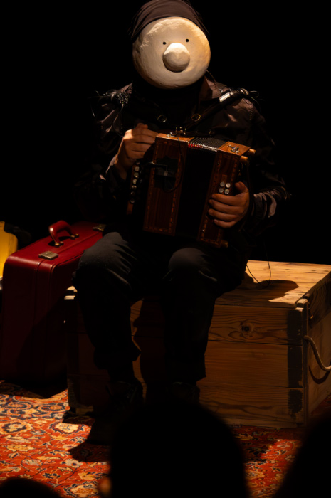 Scène d'un personnage musicien sur le spectacle Ne ferme pas les yeux