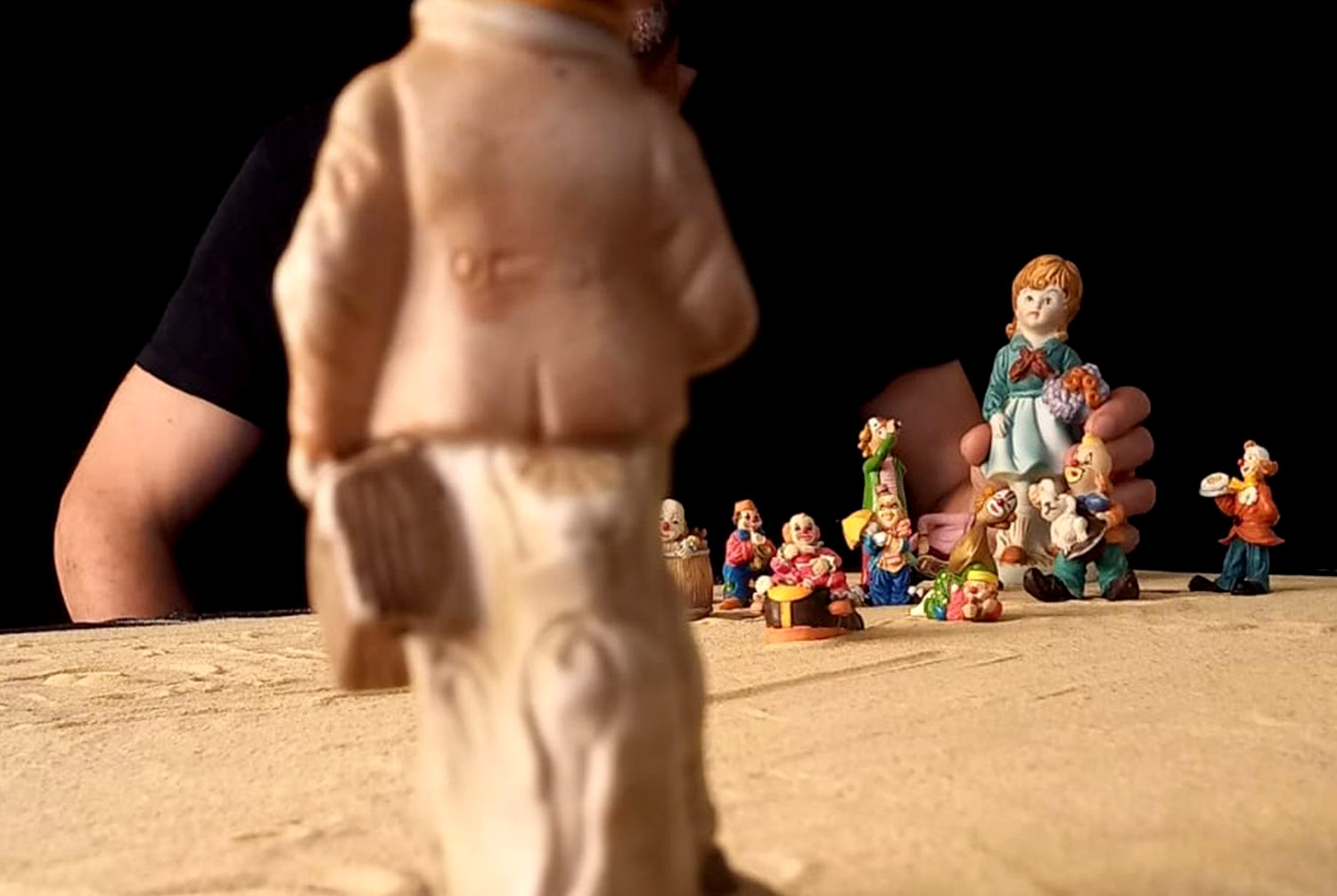 Objet mis en scène avec gestuelle précise dans un univers poétique.