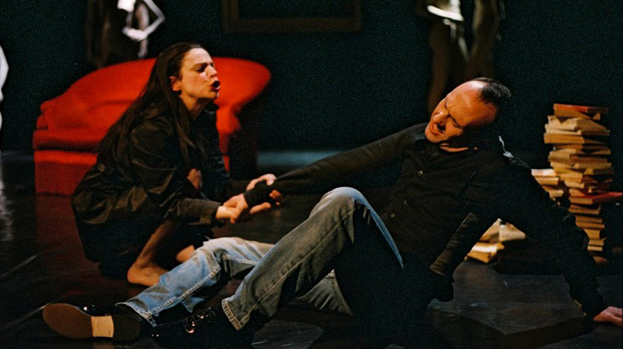 Comédiens sur scène dans le spectacle Hôtel Particulier.