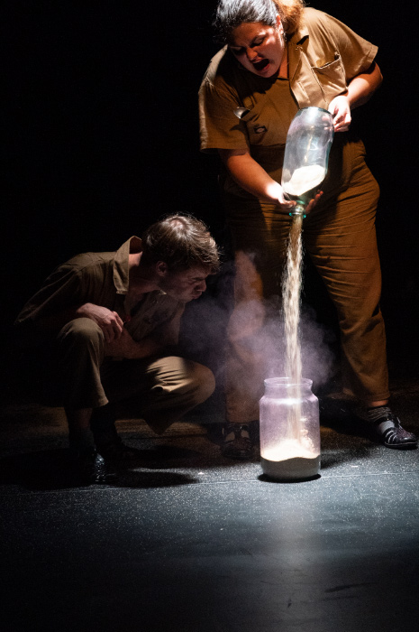 Interprète en pleine action dans Warren.