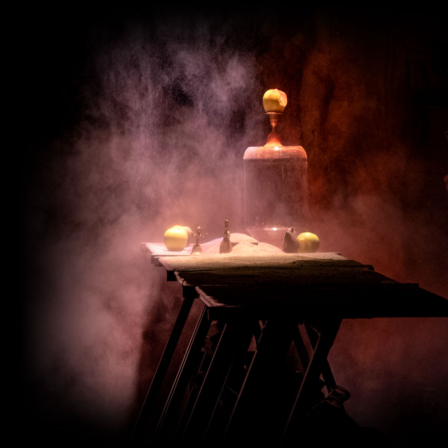 Objets détournés dans une scène de théâtre d’objets.